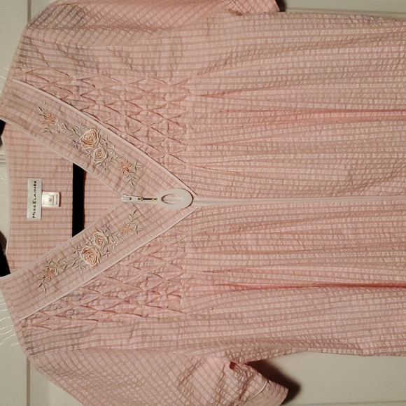 Miss Elaine Seersucker Robe - Picture 2 of 9